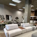 Showroom CSM — sofás brancos